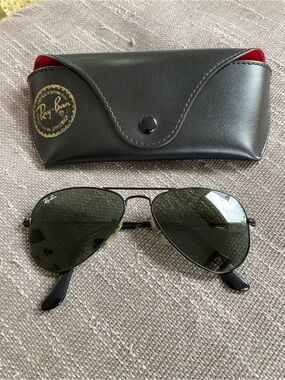 Ray-Ban Aviator Sunglasses - Black Frame